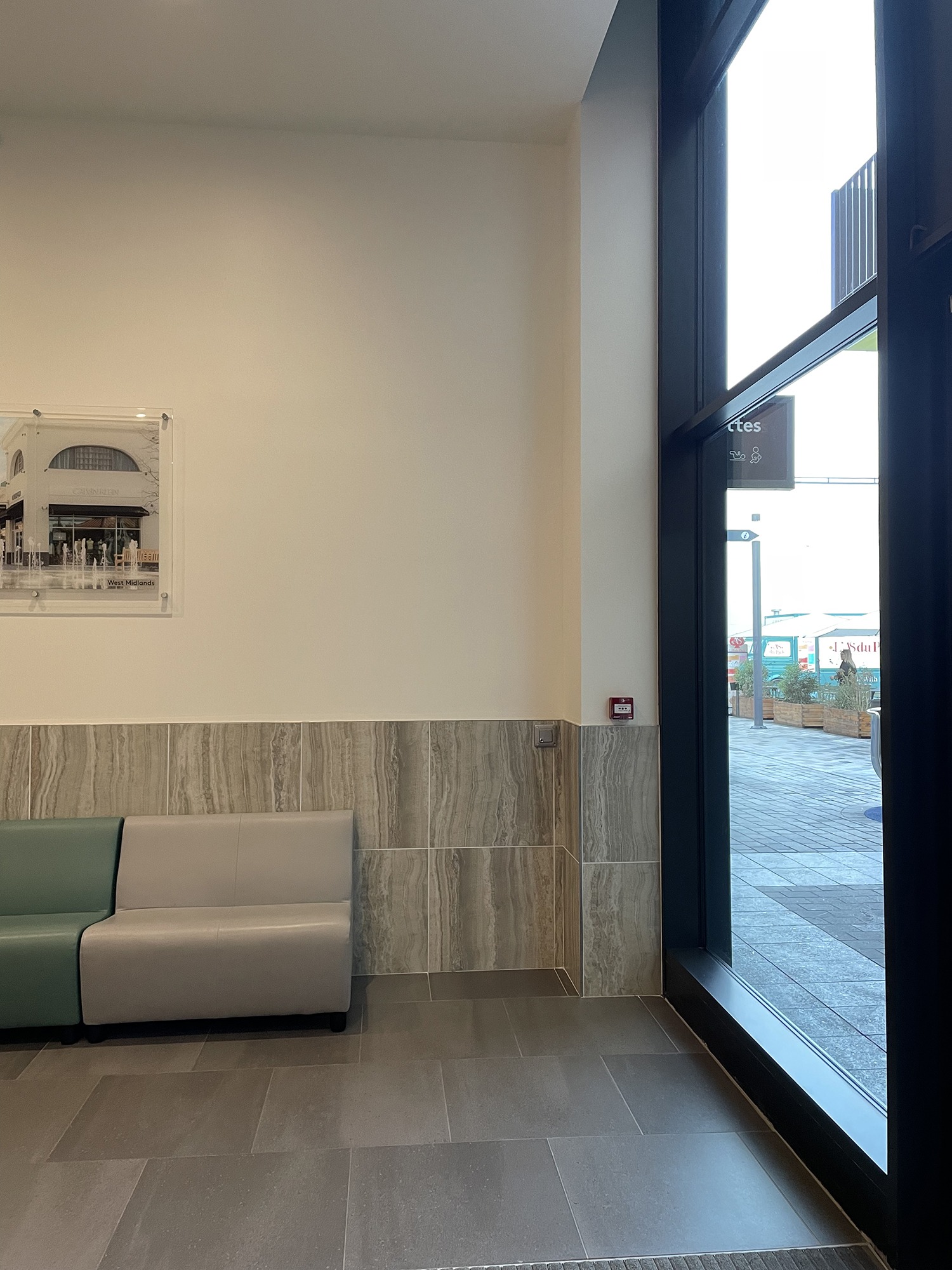 Localização de uma máquina de venda automática nos banheiros da loja McArthurGlen Paris-Giverny (27120 Douains)