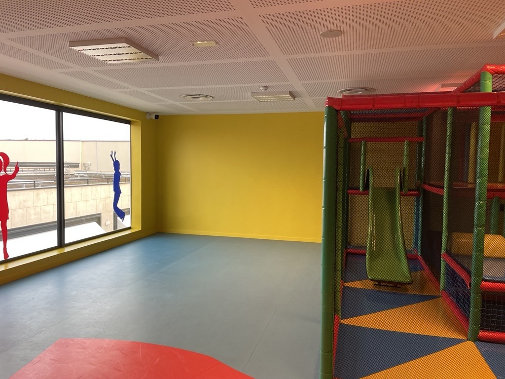 Localização de uma máquina de venda automática ou jogo de arcade perto da área de jogos no McArthurGlen Paris-Giverny Outlet (27120 Douains)