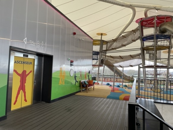 Local para alugar: máquina de venda automática ou outro tipo de máquina perto de um elevador na área de recreação do outlet McArthurGlen Paris-Giverny (27120 Douains)