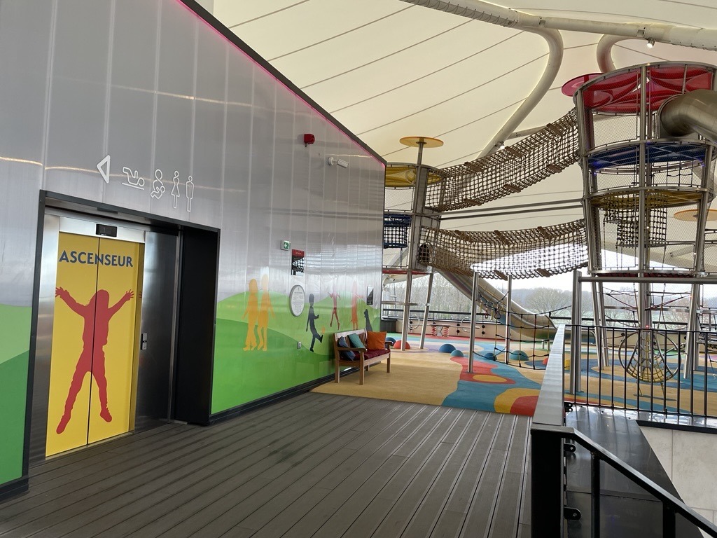 Local para alugar: máquina de venda automática ou outro tipo de máquina perto de um elevador na área de recreação do outlet McArthurGlen Paris-Giverny (27120 Douains)