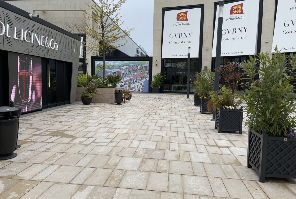 Imagen (65) Ubicación céntrica de un centro comercial outlet cerca de restaurantes y áreas de juegos infantiles - McArthurGlen Paris-Giverny (Douains, 27110)