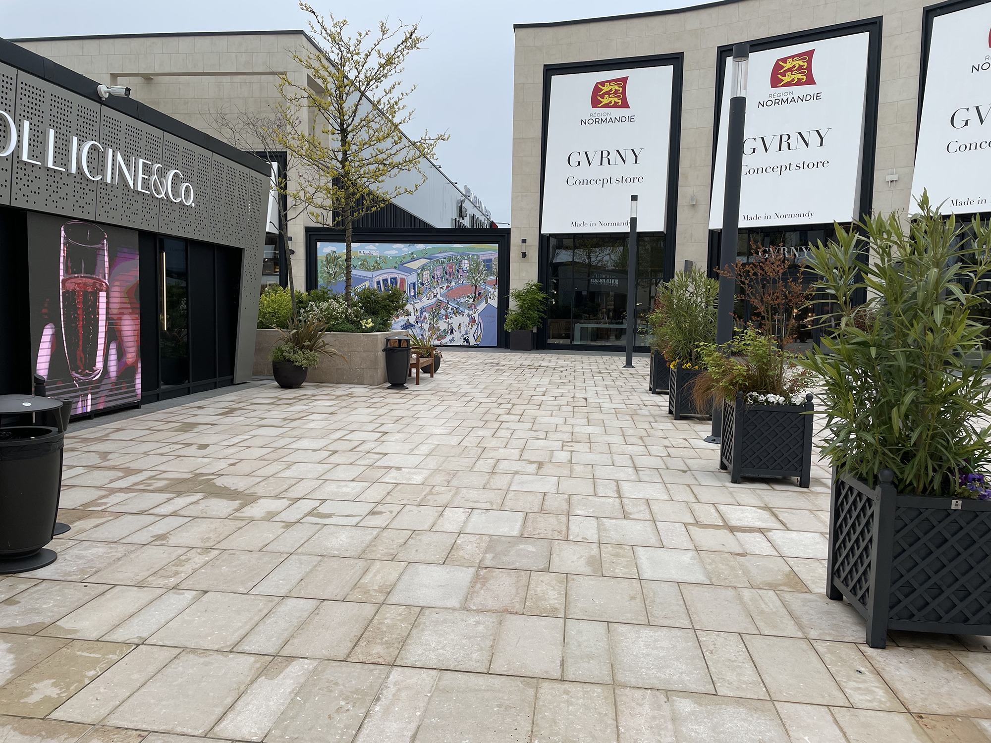 Imagen (65) Ubicación céntrica de un centro comercial outlet cerca de restaurantes y áreas de juegos infantiles - McArthurGlen Paris-Giverny (Douains, 27110)