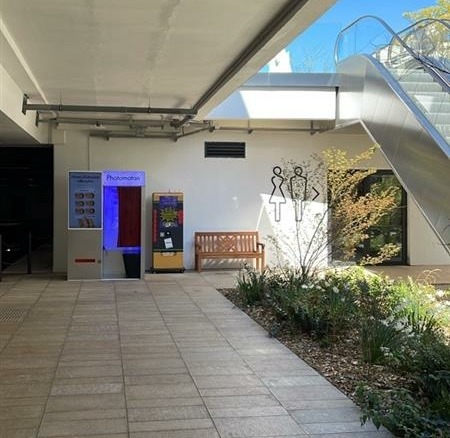 Localização de uma máquina de venda automática no estacionamento da loja McArthurGlen Paris-Giverny (27120 Douains)