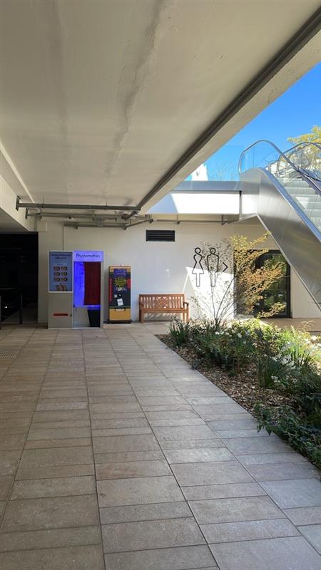 Localização de uma máquina de venda automática no estacionamento da loja McArthurGlen Paris-Giverny (27120 Douains)