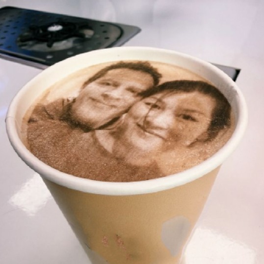 Couple selfie printed on coffee foam — latte art photo printing